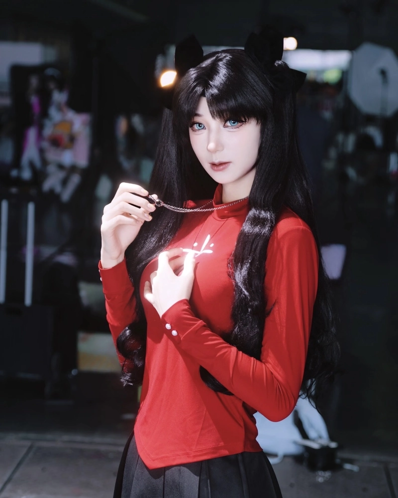 Ảnh Rin Tohsaka cosplay với ánh nhìn sắc sảo nổi bật