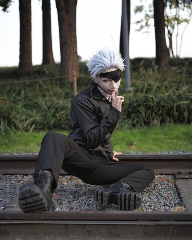 Ảnh cosplay Gojo biểu cảm bình thản nhưng đầy sức nặng