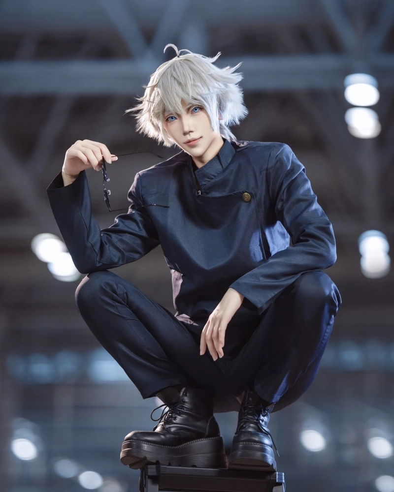 Ảnh cosplay Gojo biểu cảm nhẹ nhàng nhưng đầy nội lực