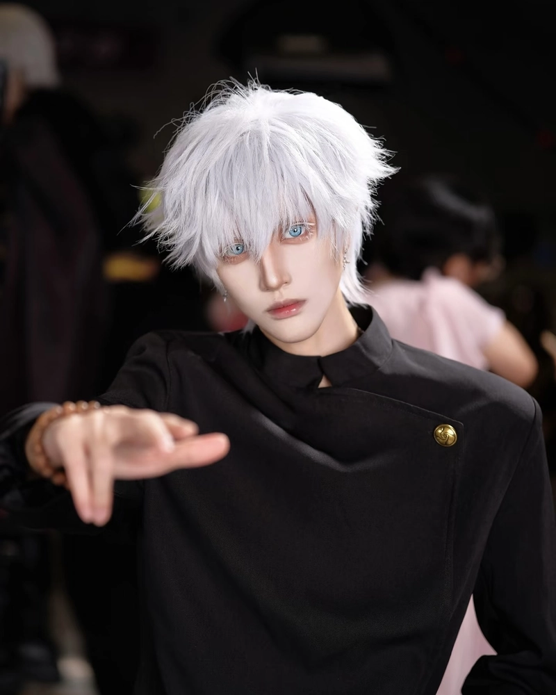 Ảnh cosplay Gojo biểu cảm nhẹ nhưng gây ấn tượng mạnh