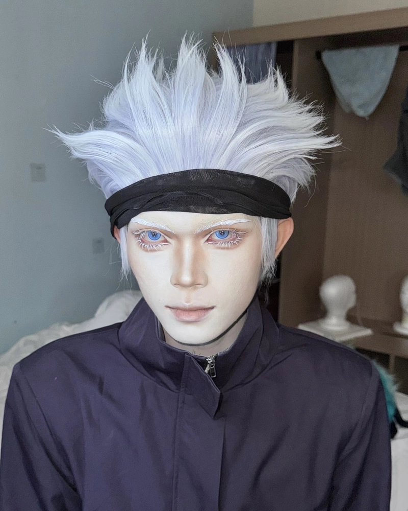 Ảnh cosplay Gojo diện đồ tối giản đầy khí chất riêng