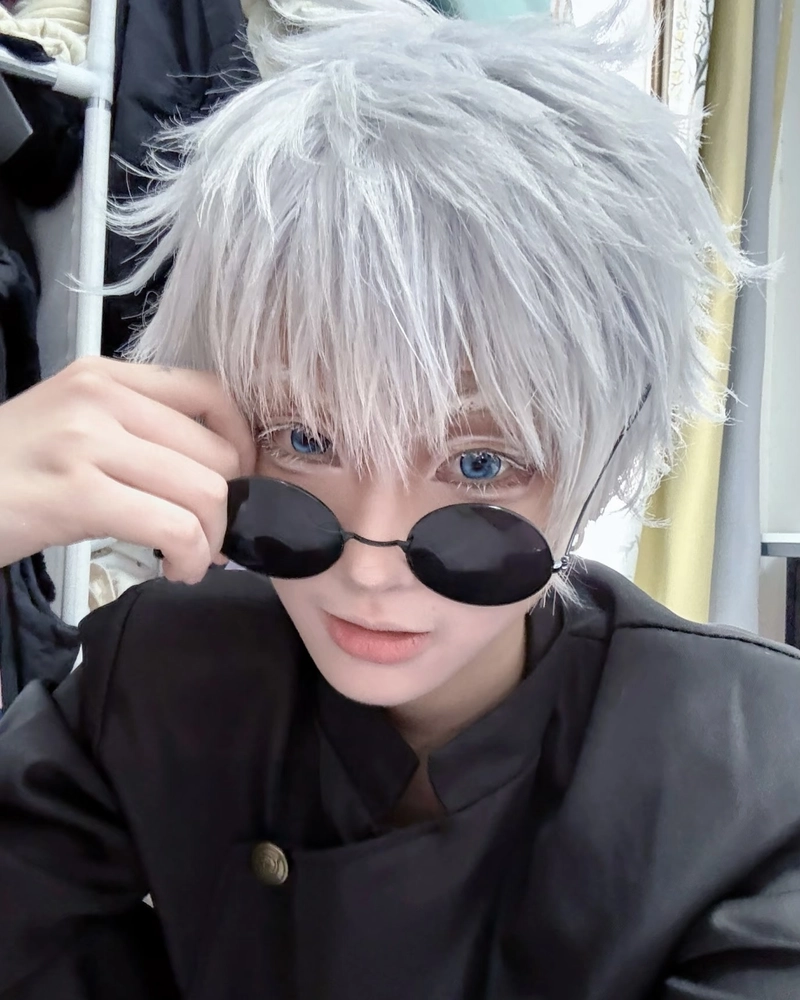 Ảnh cosplay Gojo nụ cười nhẹ mang nét tinh nghịch