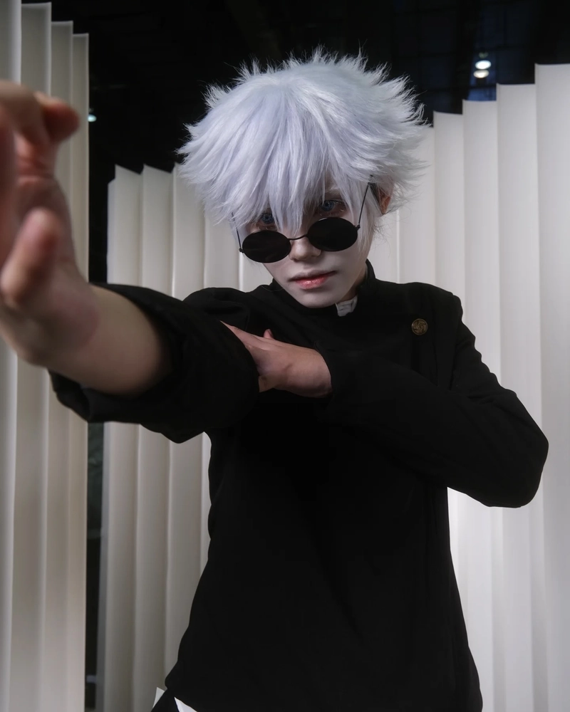 Ảnh cosplay Gojo nụ cười nửa miệng đầy ẩn ý