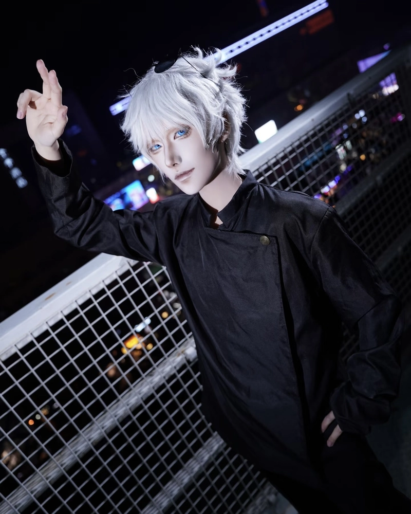 Ảnh cosplay Gojo tạo dáng đứng tự nhiên không gò bó