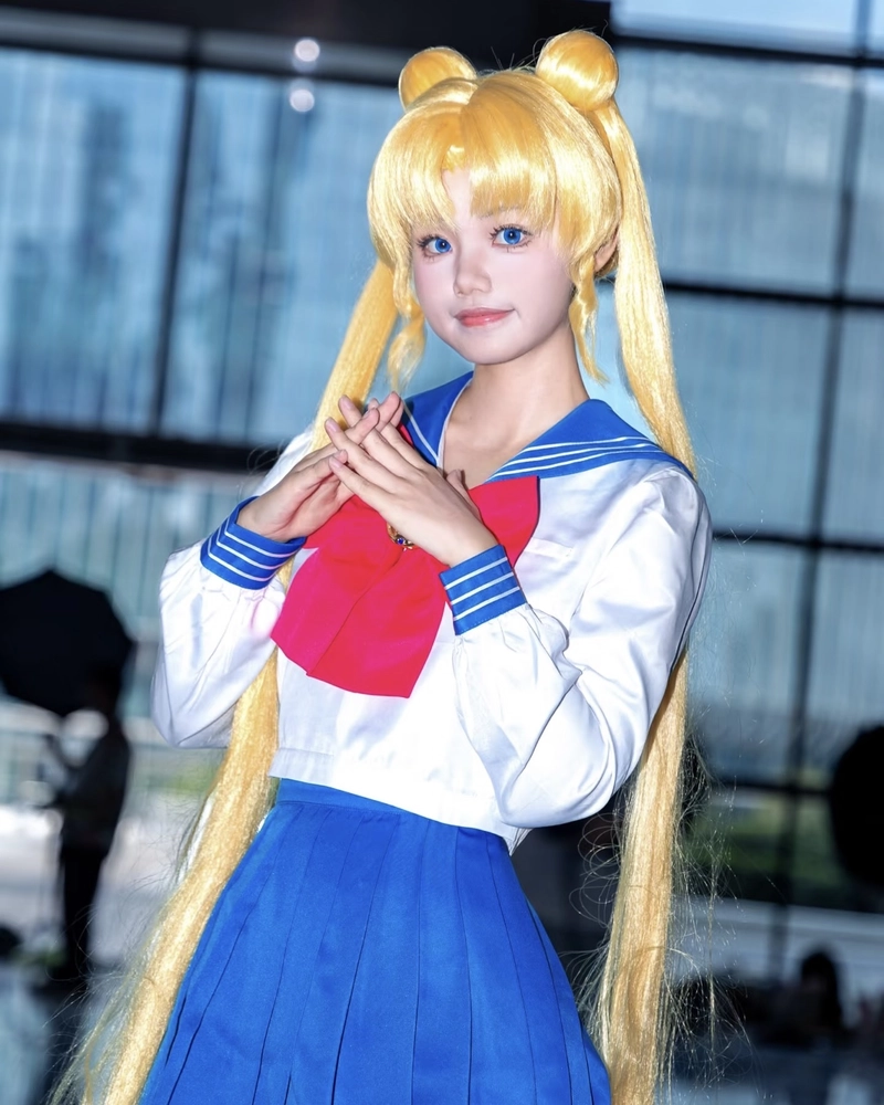 Ảnh cosplay Sailor Moon ánh mắt sáng đầy cuốn hút