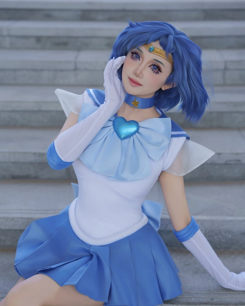 Ảnh cosplay Sailor Moon biểu cảm vui tươi rạng rỡ