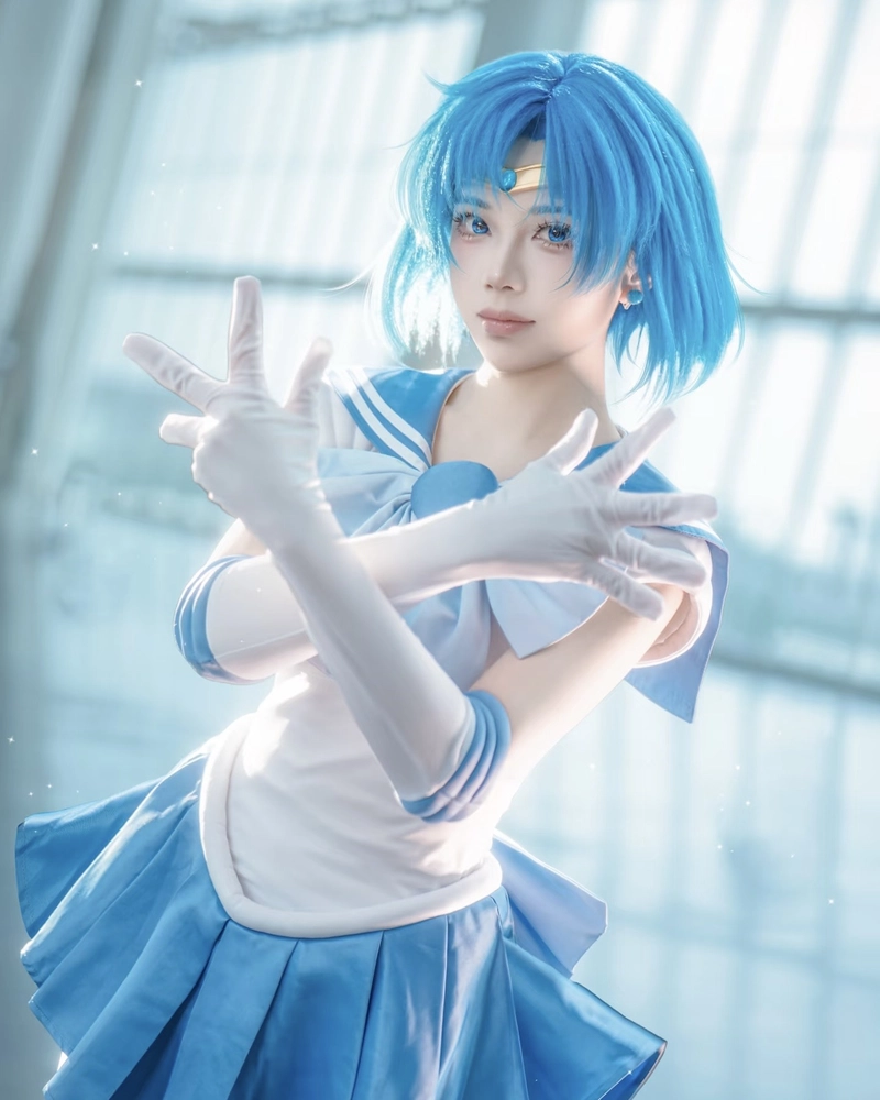 Ảnh cosplay Sailor Moon tạo dáng nhẹ nhàng đáng yêu