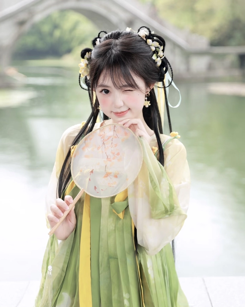 Ảnh cosplay cổ trang ánh mắt dịu dàng đầy mê hoặc