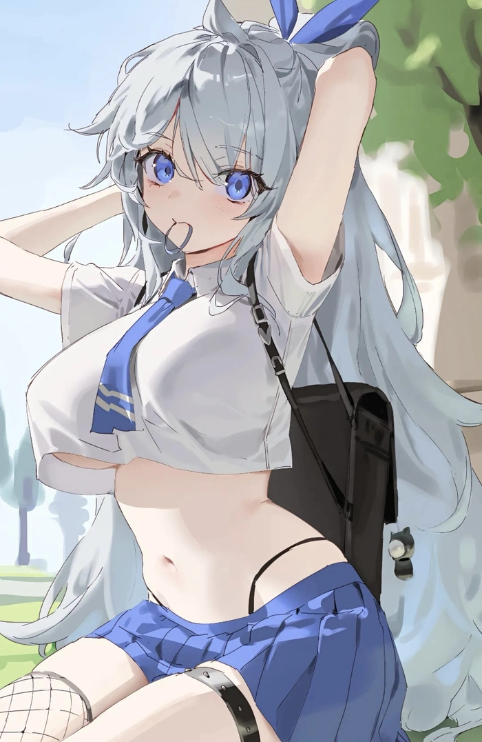 Bức hình gái anime mlem tạo dáng ngoài trời