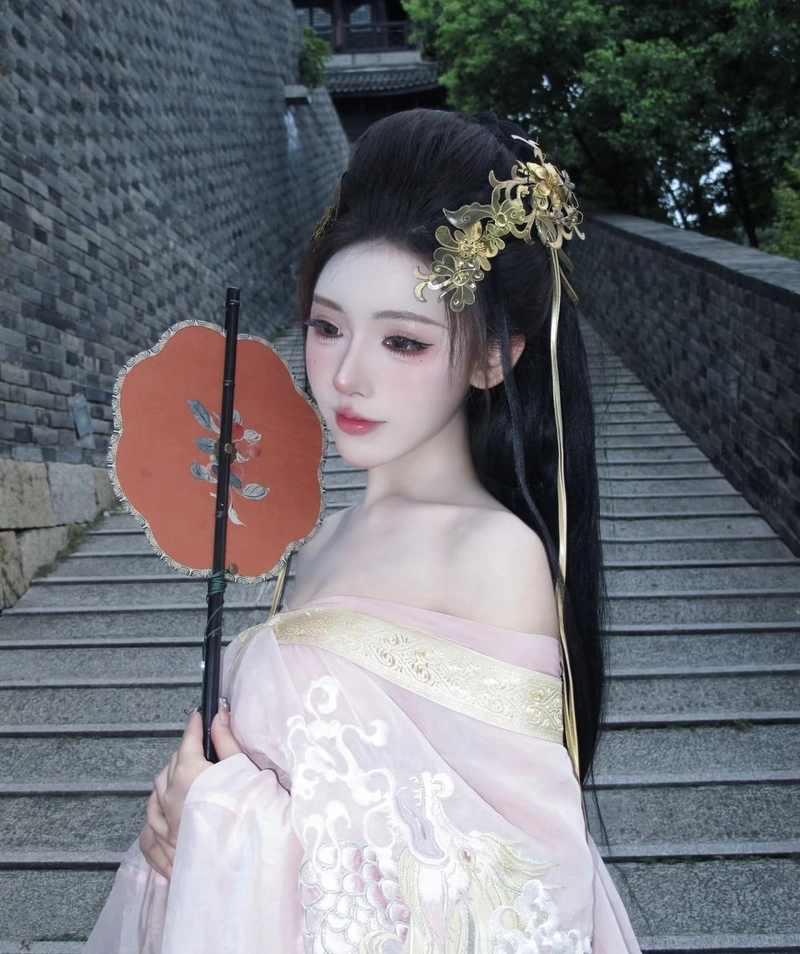 Cosplay cổ trang phong cách cung đình quý phái nổi bật