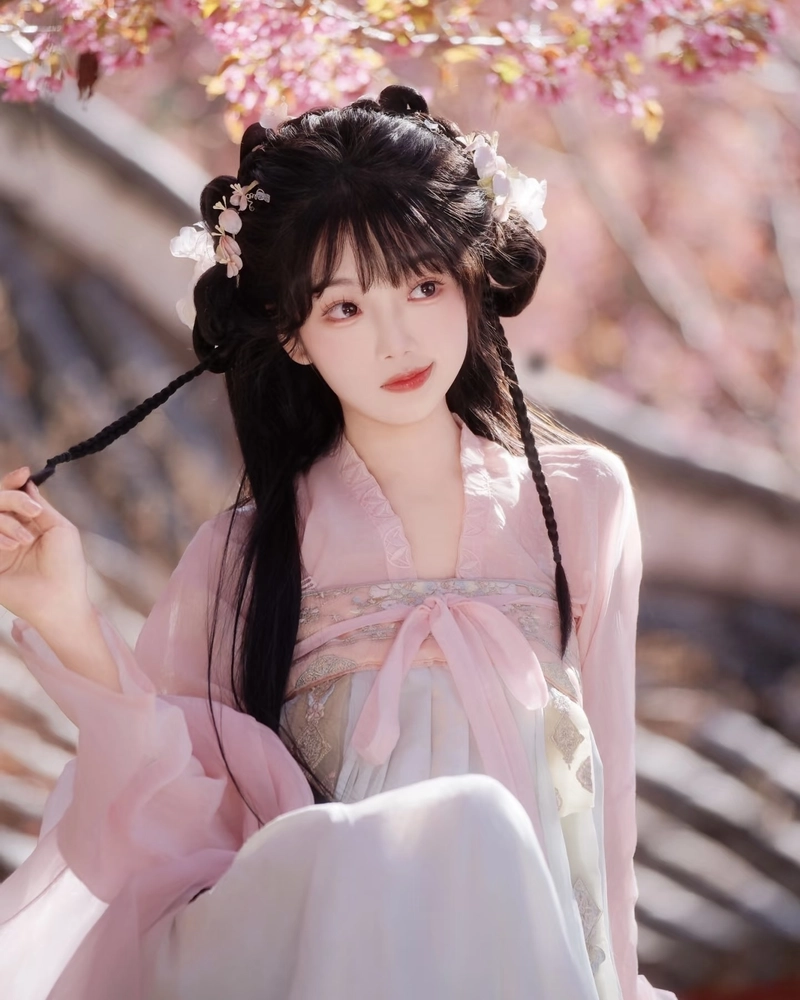 Cosplay cổ trang với dáng ngồi thanh thoát nhẹ nhàng