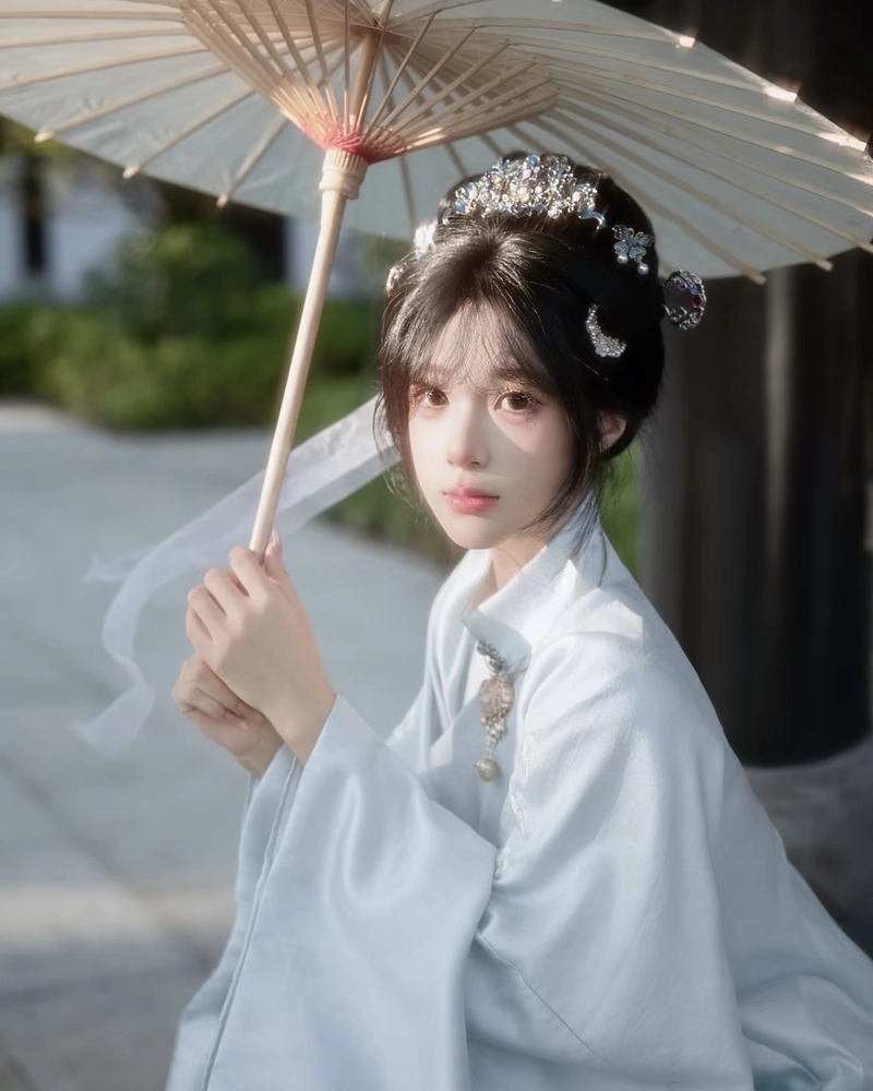 Cosplay cổ trang với dáng uyển chuyển thanh thoát
