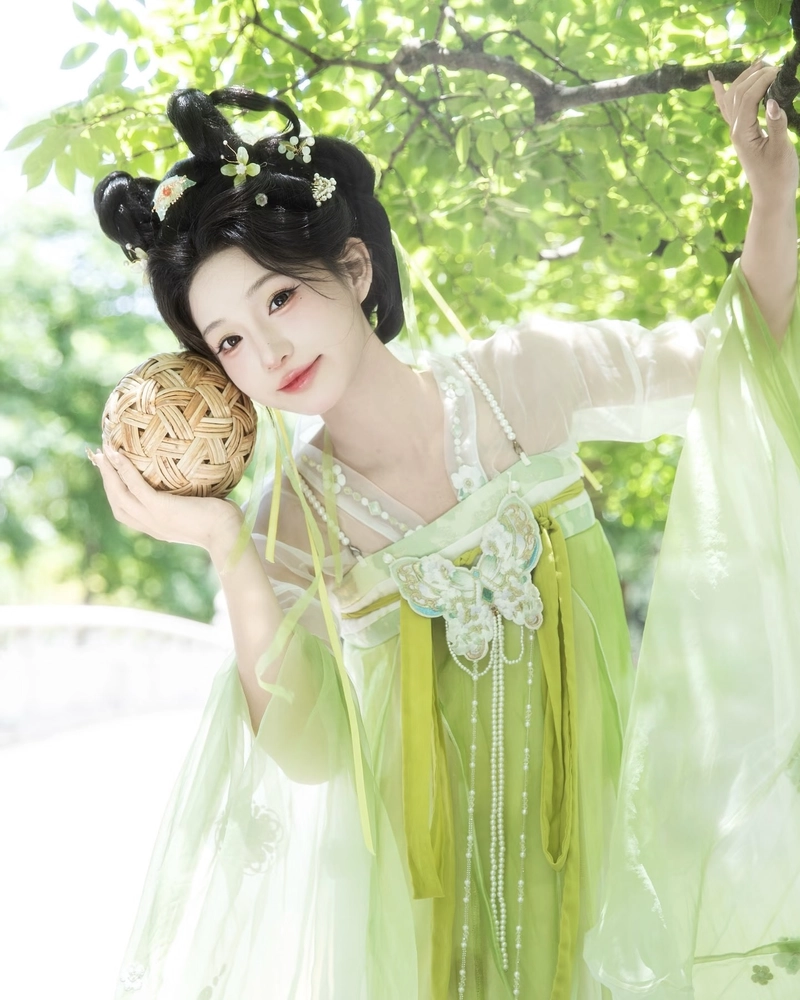 Cosplay cổ trang với thần thái nhẹ nhàng thanh tao