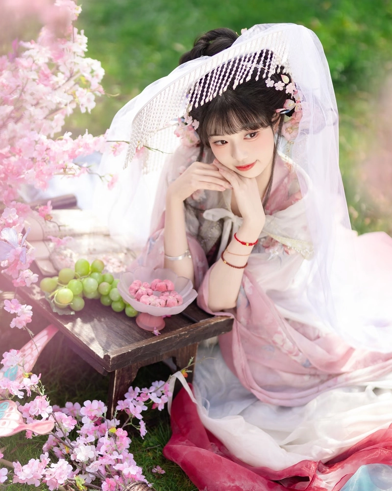 Cosplay cổ trang với trang phục cổ điển uyển chuyển
