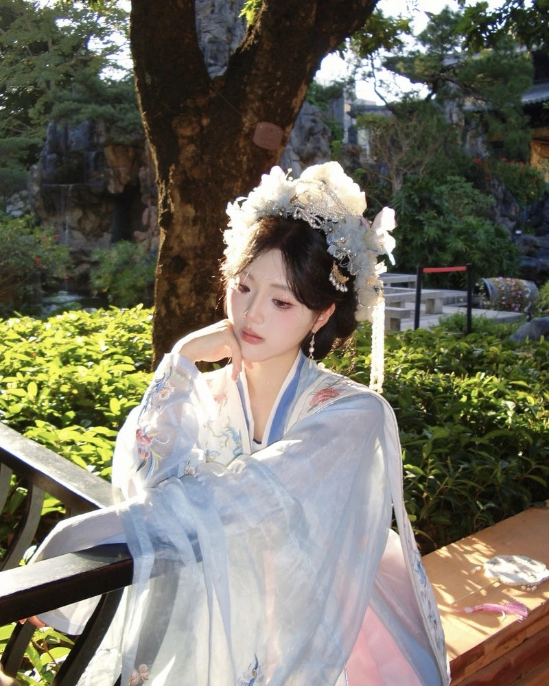Cosplay cổ trang với trang phục nhiều lớp tinh xảo