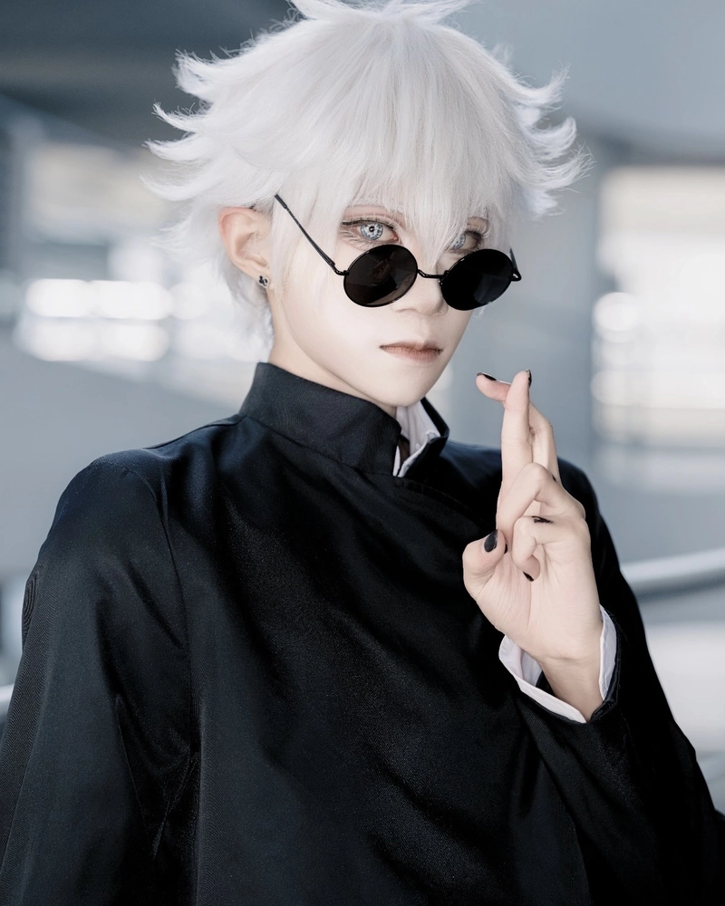 Gojo cosplay dáng đứng đơn giản nhưng đầy cuốn hút