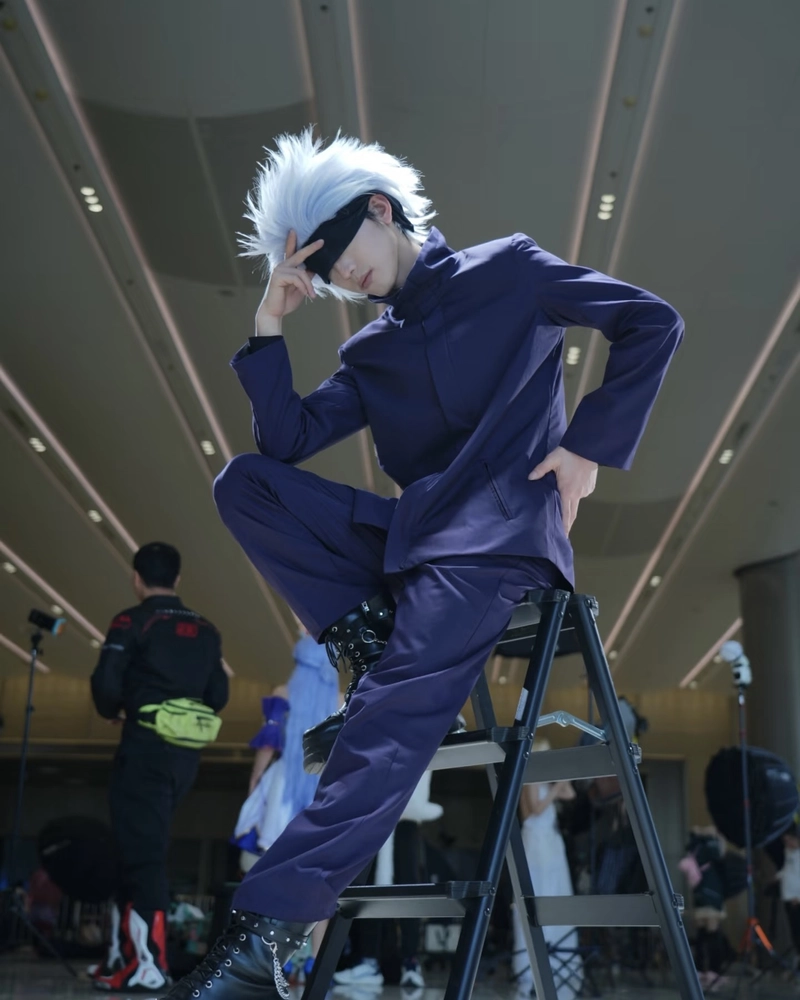 Gojo cosplay phong cách hiện đại pha chút huyền bí