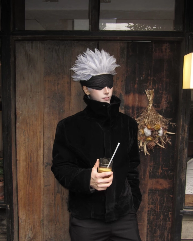 Gojo cosplay phong cách lạnh nhạt pha chút bất cần