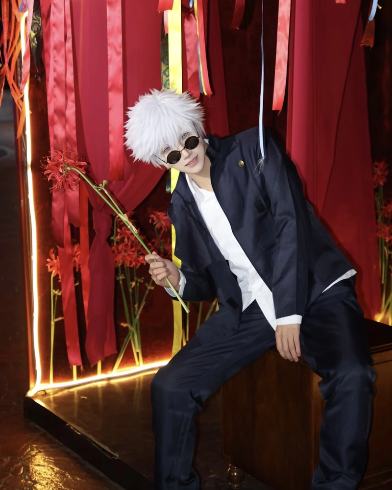 Gojo cosplay phong cách tối giản mang vibe hiện đại