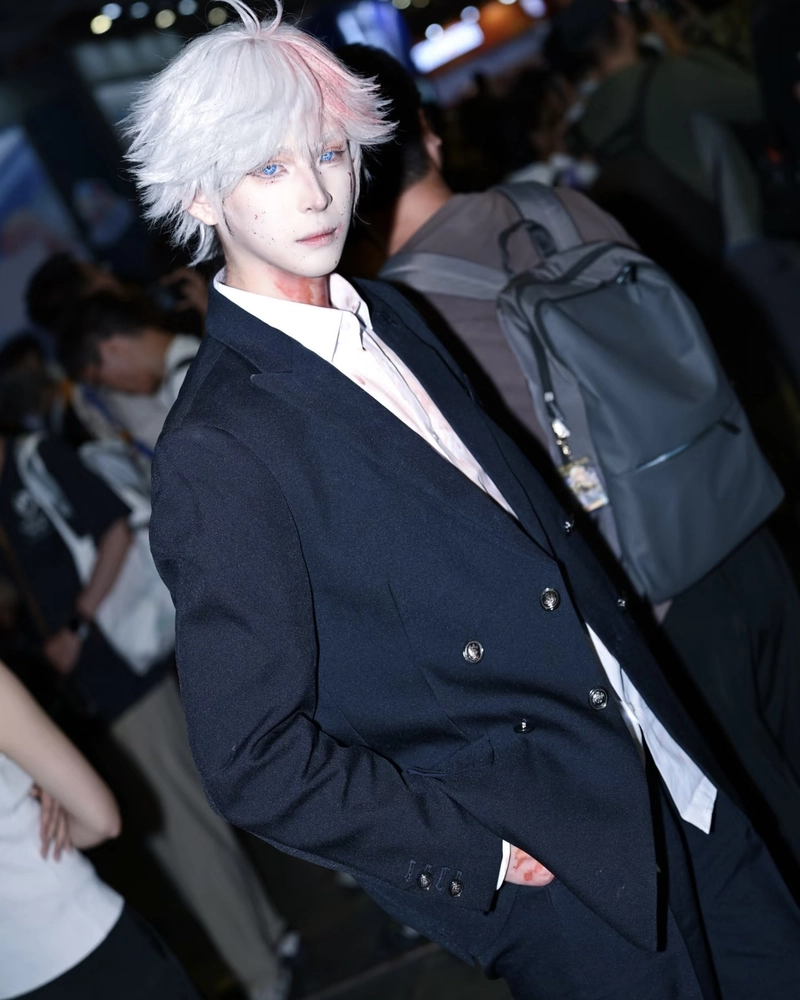 Gojo cosplay phong cách tối giản nhưng đầy khác biệt