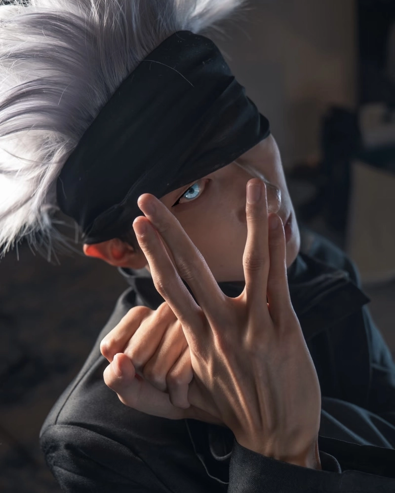Gojo cosplay tạo dáng thả lỏng nhưng vẫn nổi bật