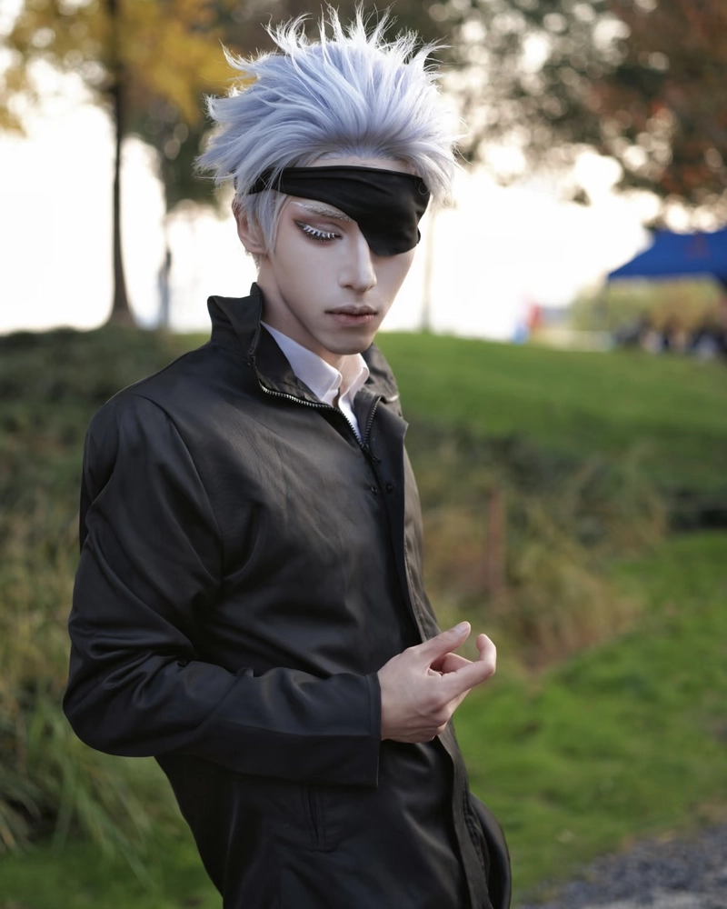 Gojo cosplay với biểu cảm điềm tĩnh nhưng thu hút
