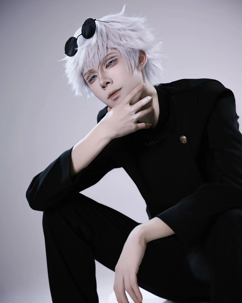 Gojo cosplay với dáng đứng thẳng đầy khí chất riêng