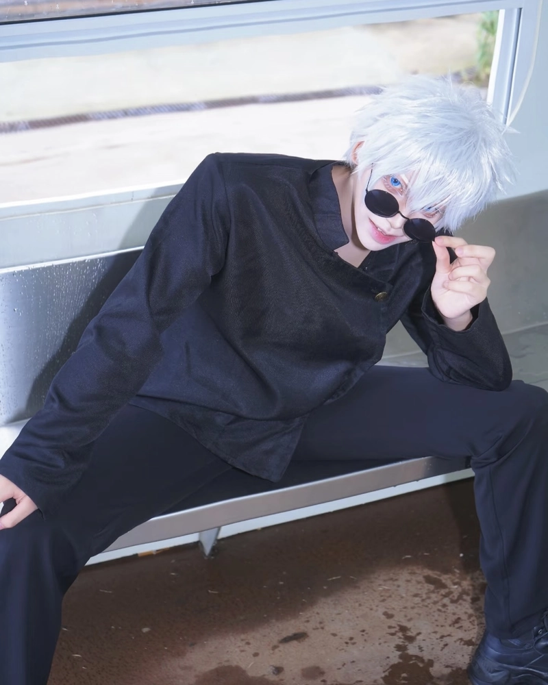 Gojo cosplay với mái tóc sáng màu dựng tự nhiên