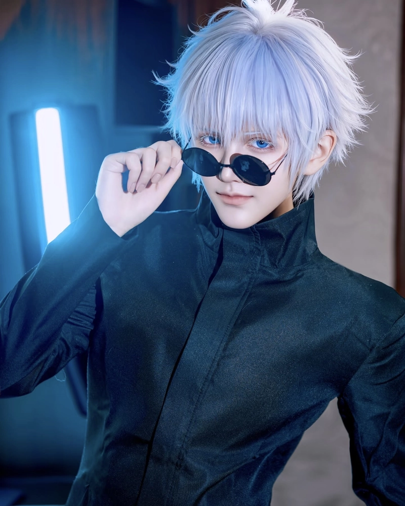 Gojo cosplay với thần thái nhẹ nhàng nhưng khó đoán