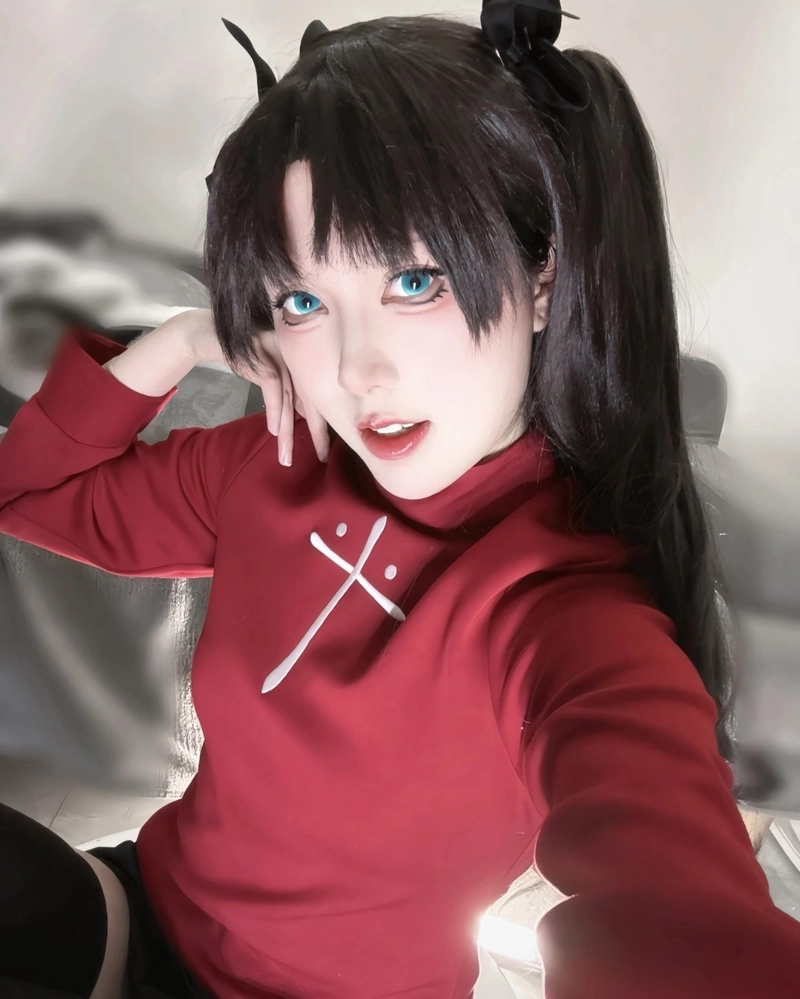 Hình Rin Tohsaka cosplay tạo dáng đơn giản nhưng đẹp