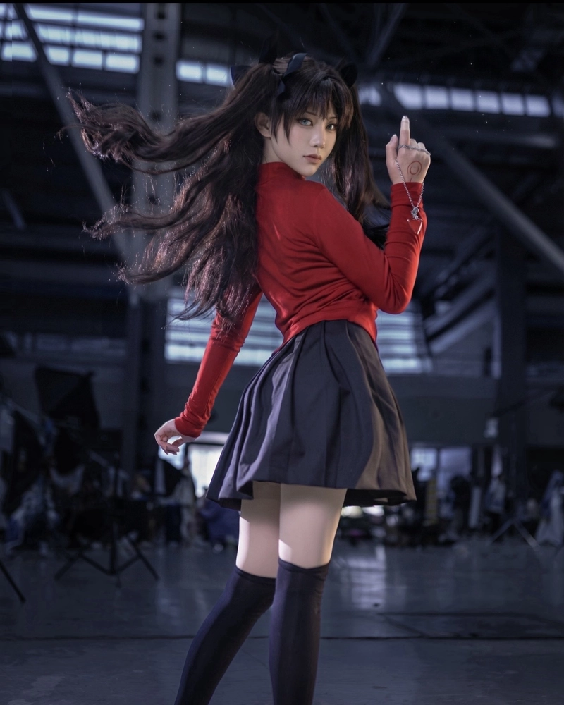 Hình Rin Tohsaka cosplay thần thái tự tin cuốn hút