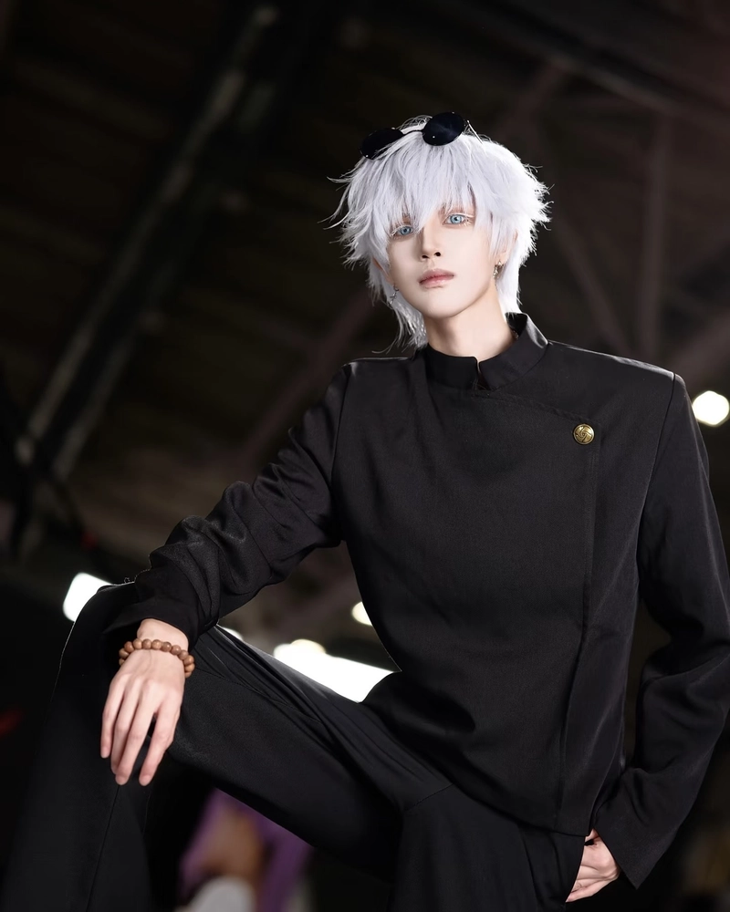 Hình cosplay Gojo ánh mắt ẩn giấu cảm xúc sâu