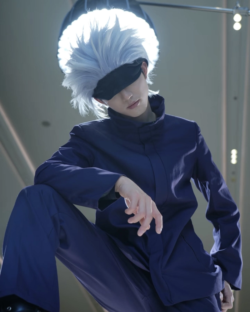 Hình cosplay Gojo ánh mắt khuất sau phụ kiện che mặt