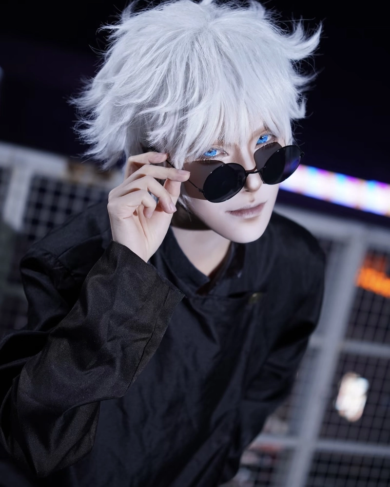 Hình cosplay Gojo ánh mắt mơ hồ đầy chiều sâu