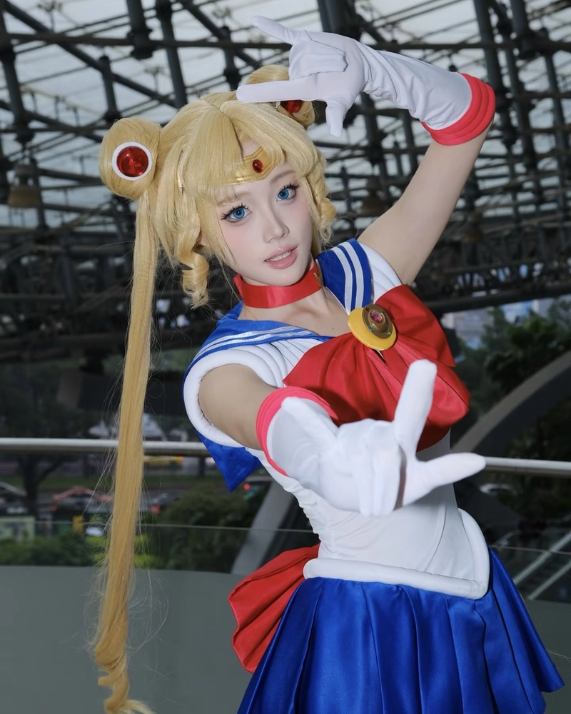 Hình cosplay Sailor Moon tạo dáng chiến đấu nhẹ nhàng