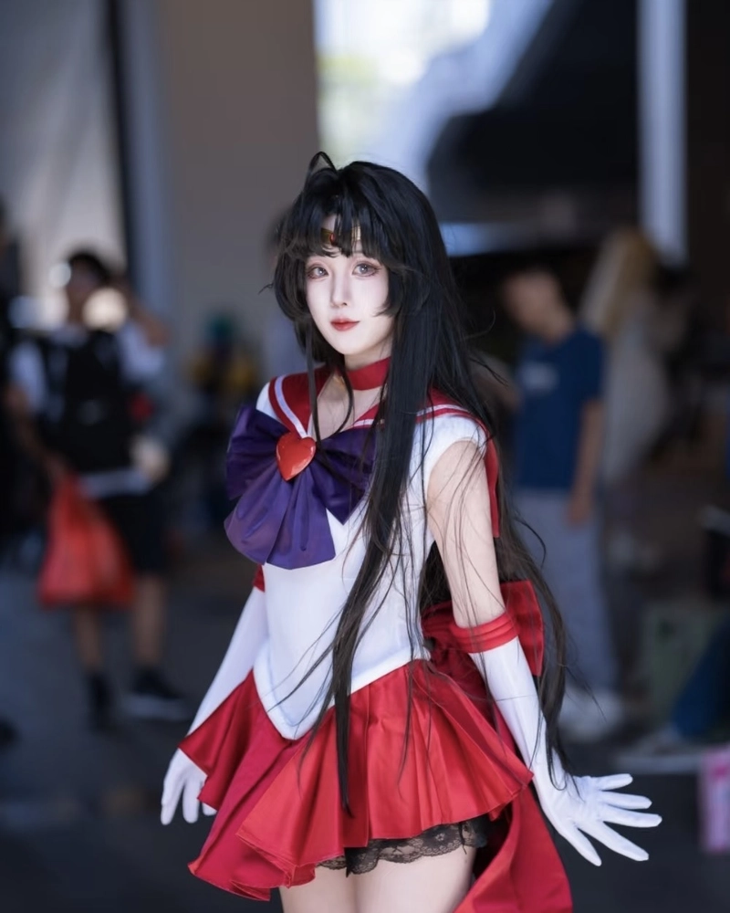 Hình cosplay Sailor Moon tạo dáng đáng yêu sinh động