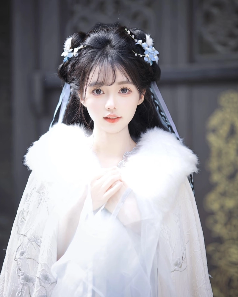 Hình cosplay cổ trang ánh nhìn dịu dàng tự nhiên