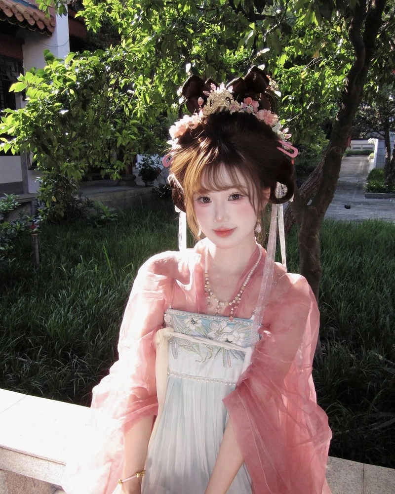 Hình cosplay cổ trang biểu cảm nhẹ nhàng đầy cuốn hút