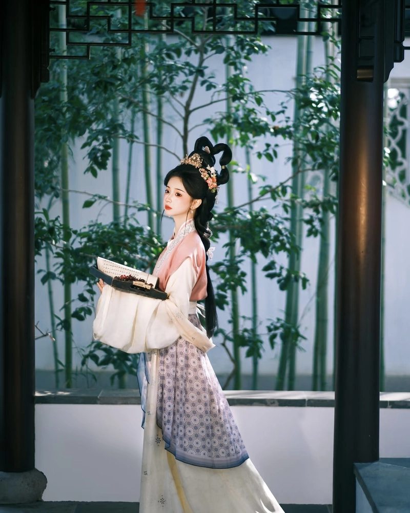 Hình cosplay cổ trang tạo dáng uyển chuyển mềm mại