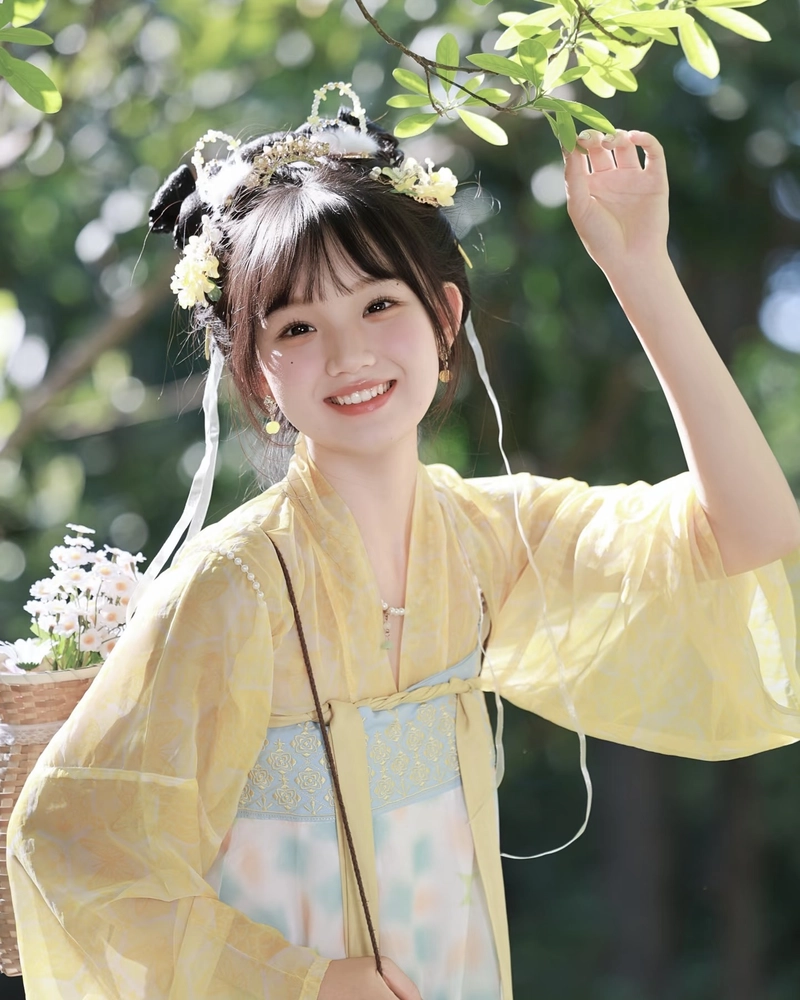 Hình cosplay cổ trang thần thái dịu dàng nữ tính