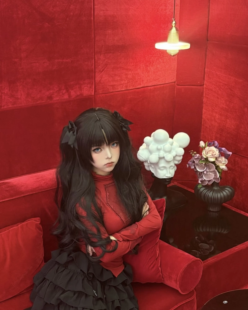 Rin Tohsaka cosplay trong trang phục pháp sư nổi bật