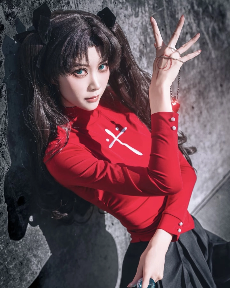 Rin Tohsaka cosplay với ánh mắt sắc sảo quyến rũ