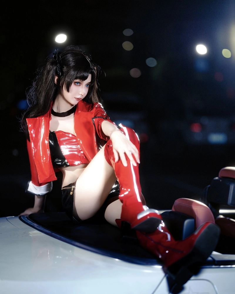 Rin Tohsaka cosplay với biểu cảm sắc lạnh cá tính