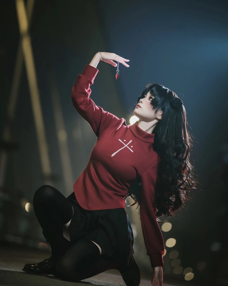 Rin Tohsaka cosplay với phong cách quý phái anime