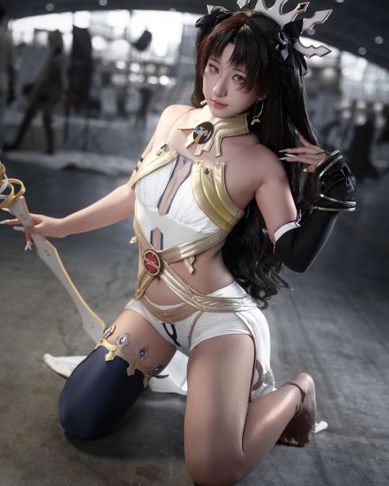 Rin Tohsaka cosplay với thần thái quyến rũ tự nhiên