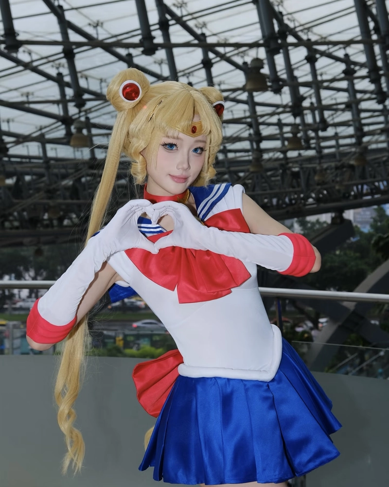 Sailor Moon cosplay tạo dáng nữ chính đáng yêu