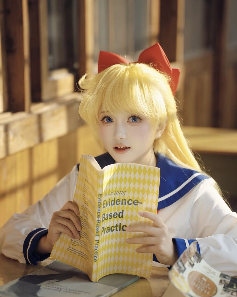 Sailor Moon cosplay với biểu cảm tinh nghịch dễ mến
