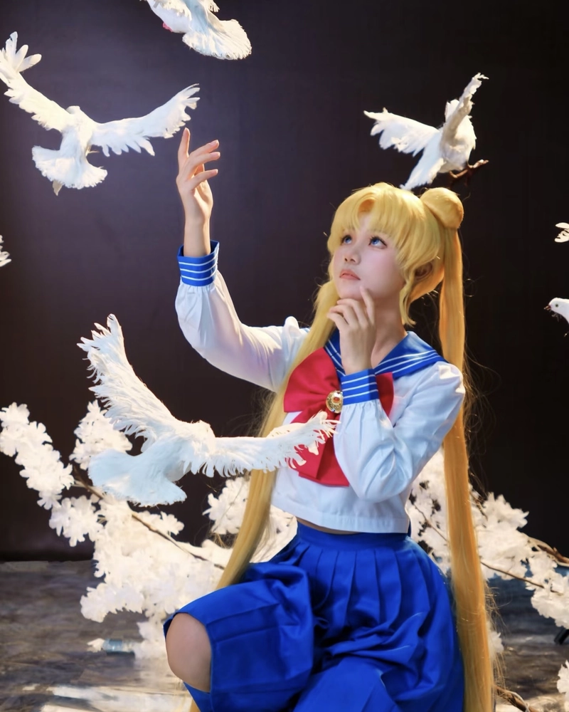 Sailor Moon cosplay với biểu cảm trong trẻo đáng yêu