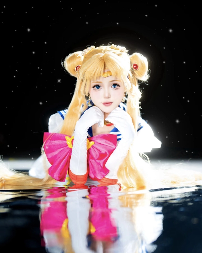 Sailor Moon cosplay với trang phục thủy thủ đặc trưng
