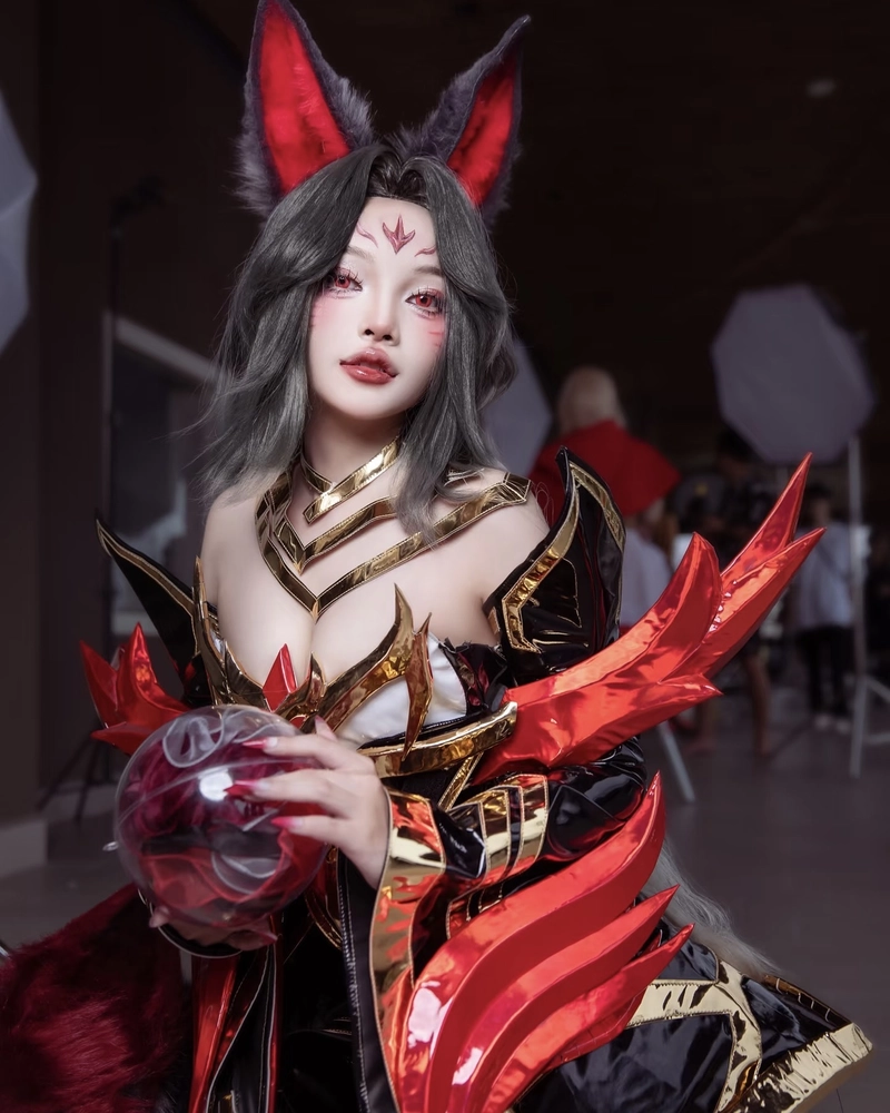 Ahri cosplay diện trang phục đỏ đen nổi bật gợi cảm